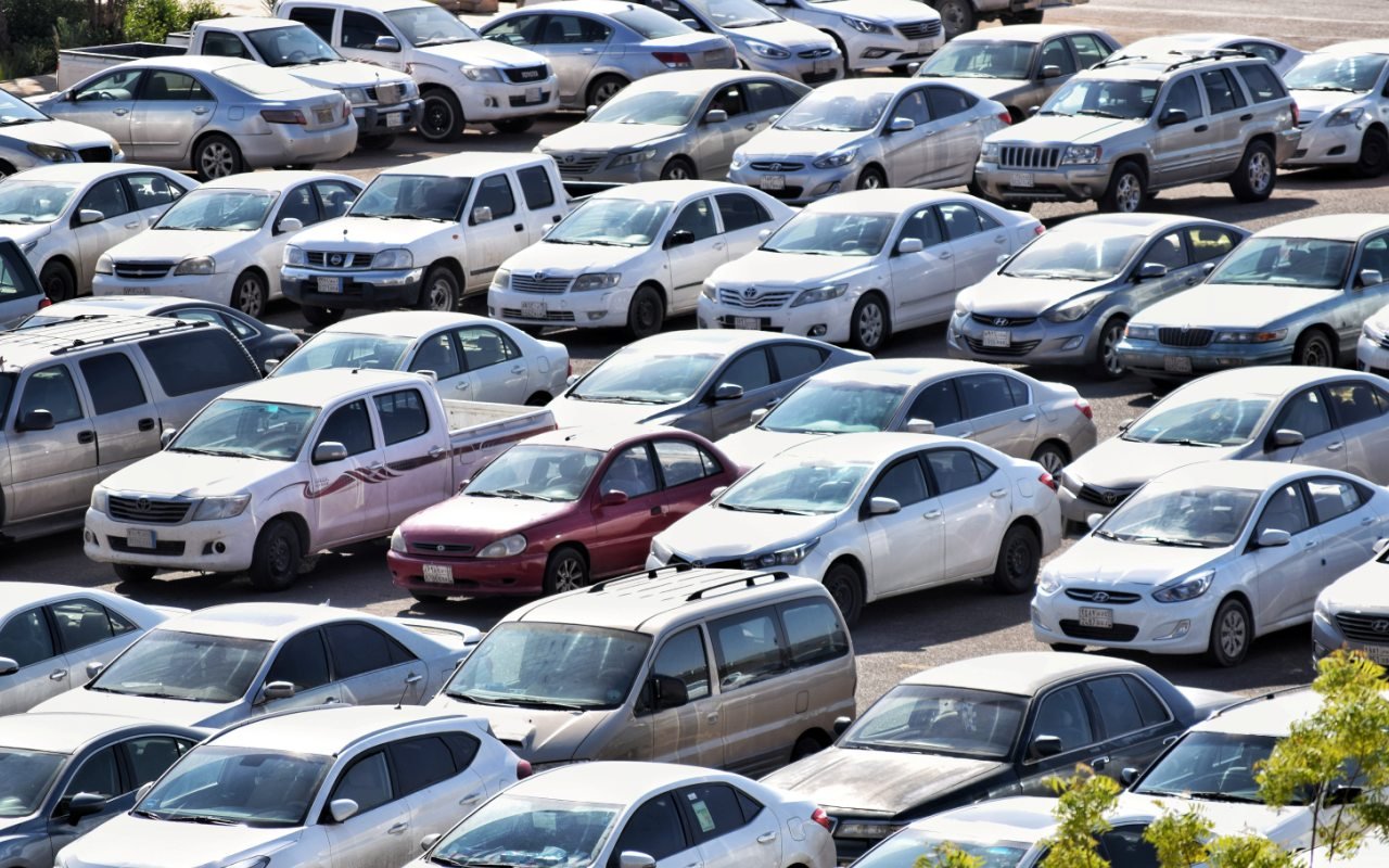 get-off-our-roads,government-issues-a-30-days-ultimatum-to-roadside-car-vendors-|-voice-of-bugerere